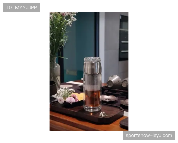 莱万每天凌晨四点喝黑咖啡啃鸡胸肉，老婆说他闻起来像健身房拖把