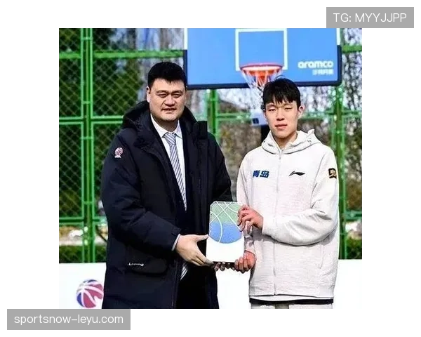 姚明挡拆身高优势拉开防守空间 助力火箭内线效率提升